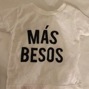 Humble soles mas besos tee gender neutral 9mo